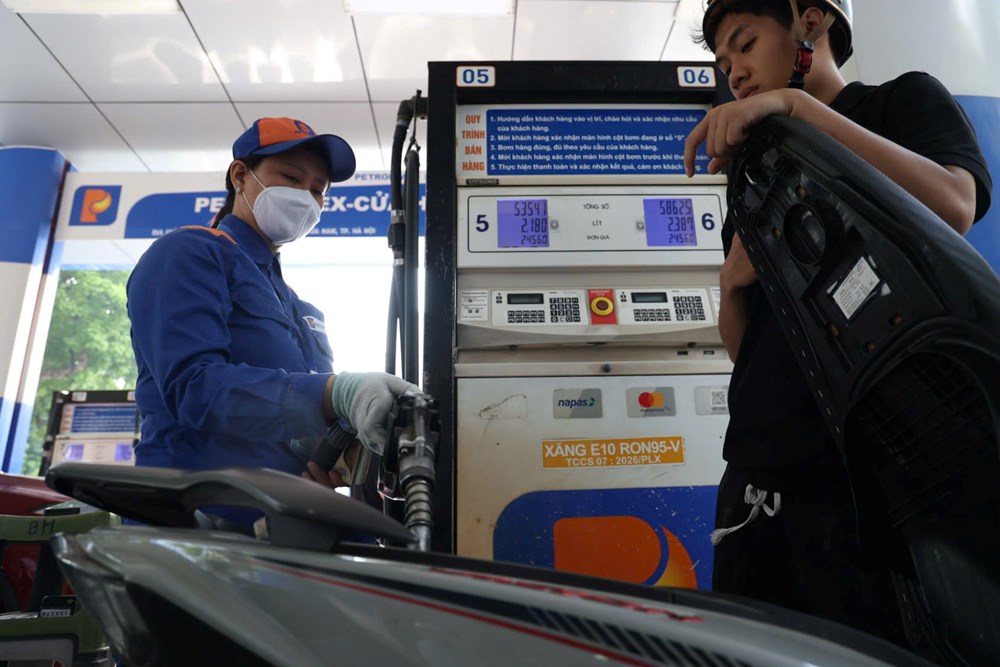 Người dân Hà Nội đổ xăng sinh học E10 trong ngày chính thức mở bán đại trà  - ảnh 10