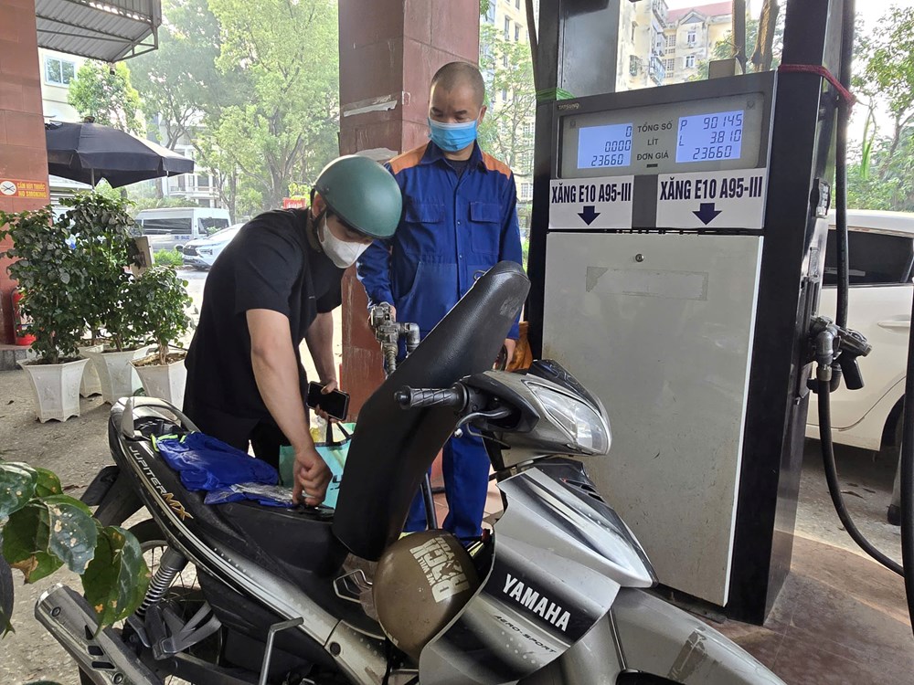 Người dân Hà Nội đổ xăng sinh học E10 trong ngày chính thức mở bán đại trà  - ảnh 12