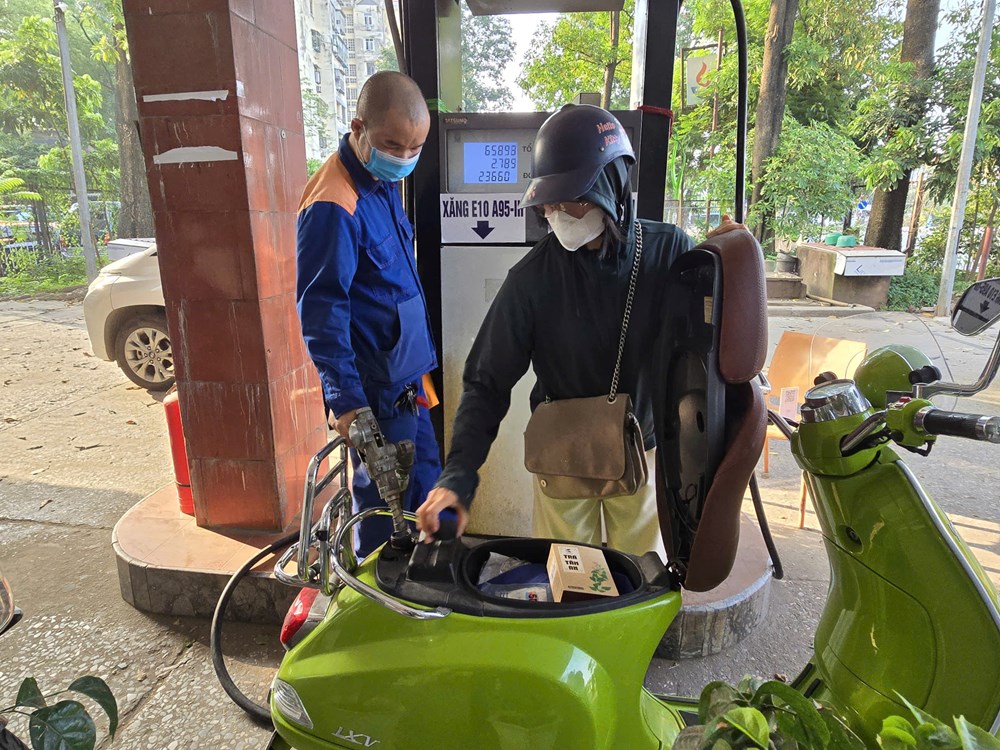 Người dân Hà Nội đổ xăng sinh học E10 trong ngày chính thức mở bán đại trà  - ảnh 11