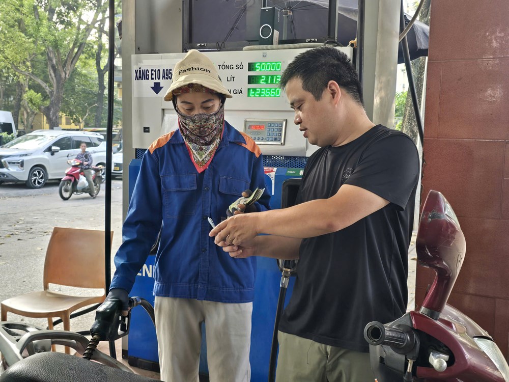 Người dân Hà Nội đổ xăng sinh học E10 trong ngày chính thức mở bán đại trà  - ảnh 16