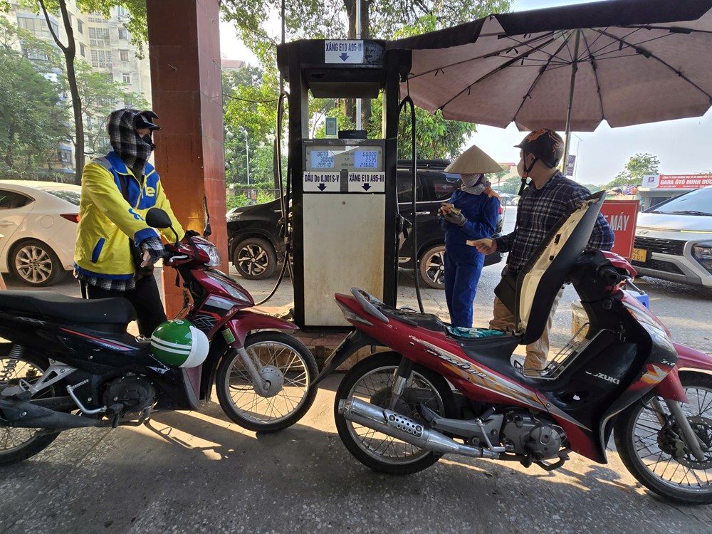 Người dân Hà Nội đổ xăng sinh học E10 trong ngày chính thức mở bán đại trà  - ảnh 9