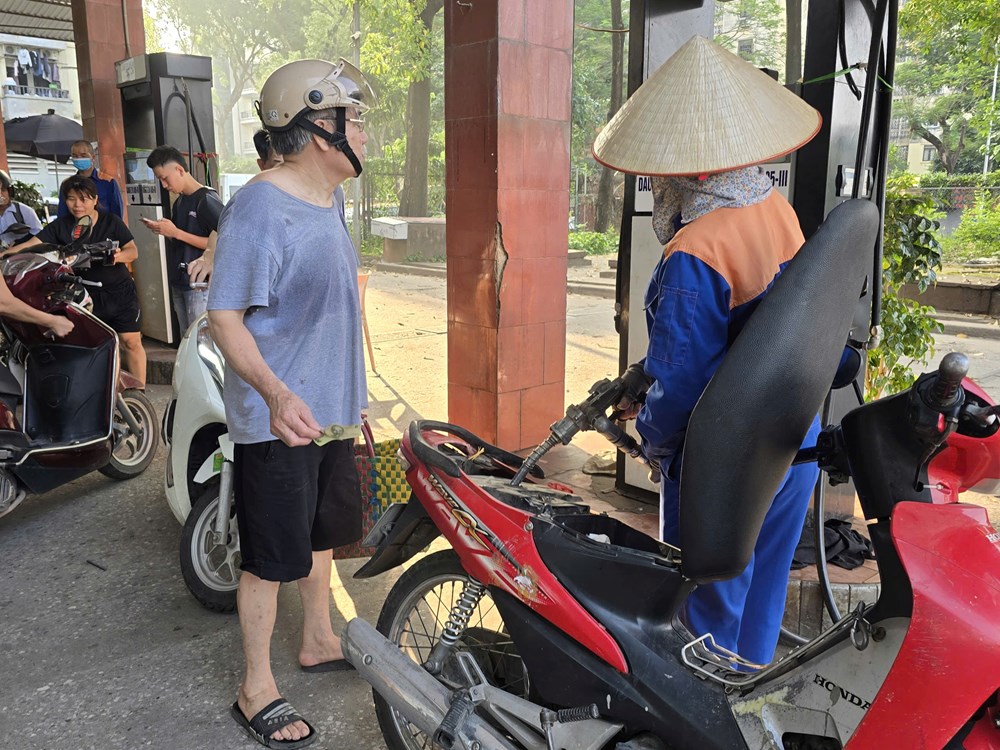 Người dân Hà Nội đổ xăng sinh học E10 trong ngày chính thức mở bán đại trà  - ảnh 8
