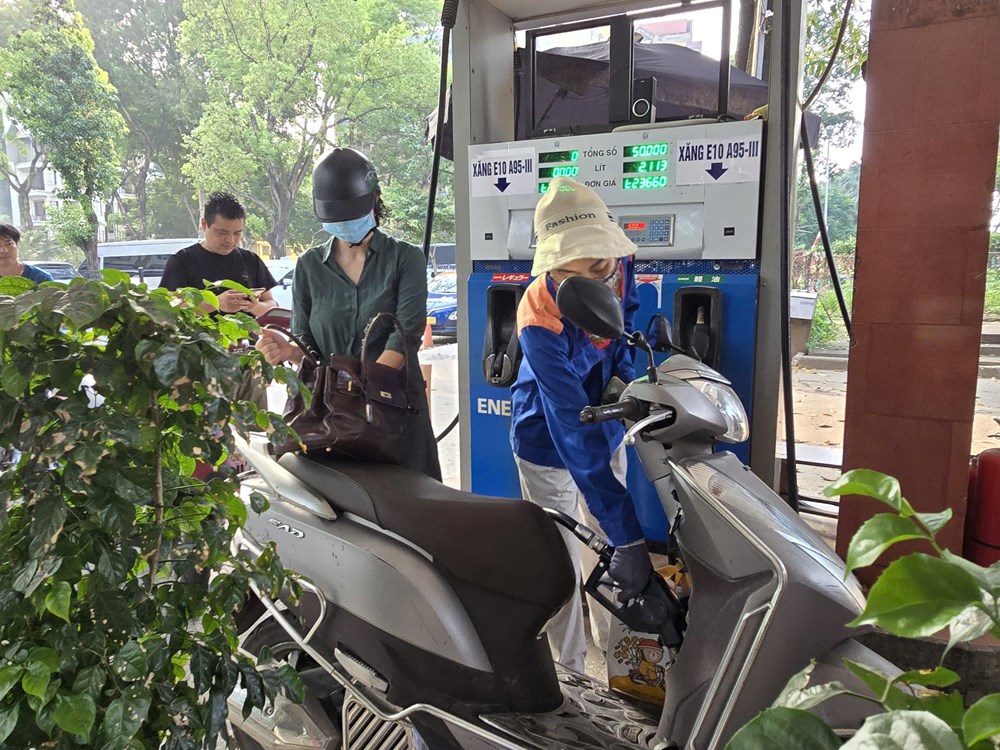 Người dân Hà Nội đổ xăng sinh học E10 trong ngày chính thức mở bán đại trà  - ảnh 2