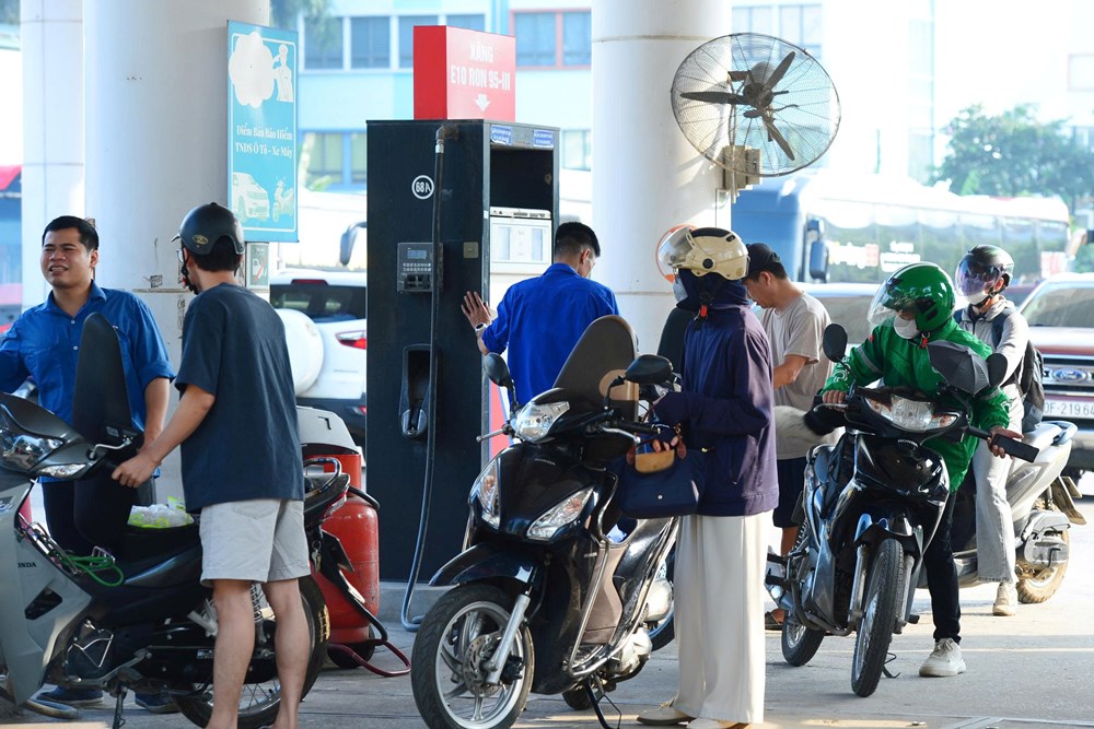 Người dân Hà Nội đổ xăng sinh học E10 trong ngày chính thức mở bán đại trà  - ảnh 6