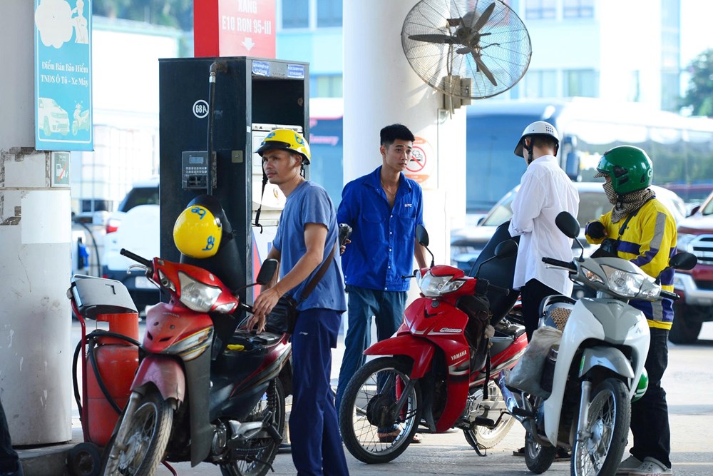 Người dân Hà Nội đổ xăng sinh học E10 trong ngày chính thức mở bán đại trà  - ảnh 1
