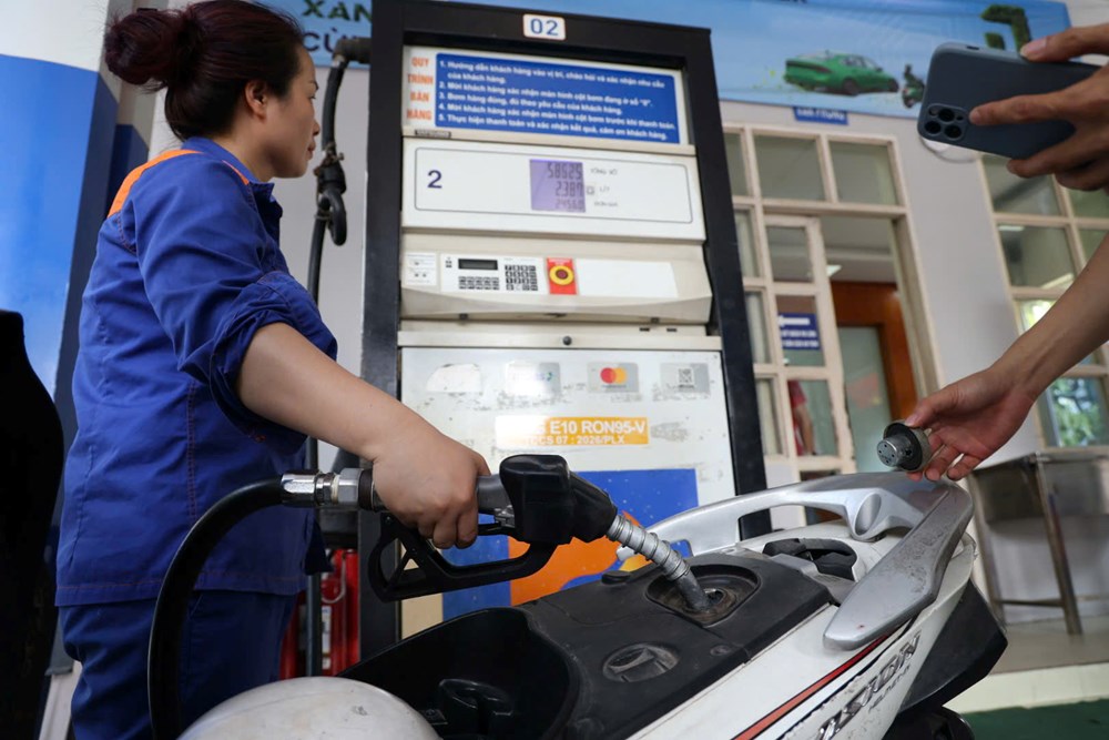 Người dân Hà Nội đổ xăng sinh học E10 trong ngày chính thức mở bán đại trà  - ảnh 15