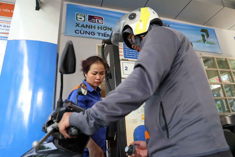 Người dân Hà Nội đổ xăng sinh học E10 trong ngày chính thức mở bán đại trà  - ảnh 17