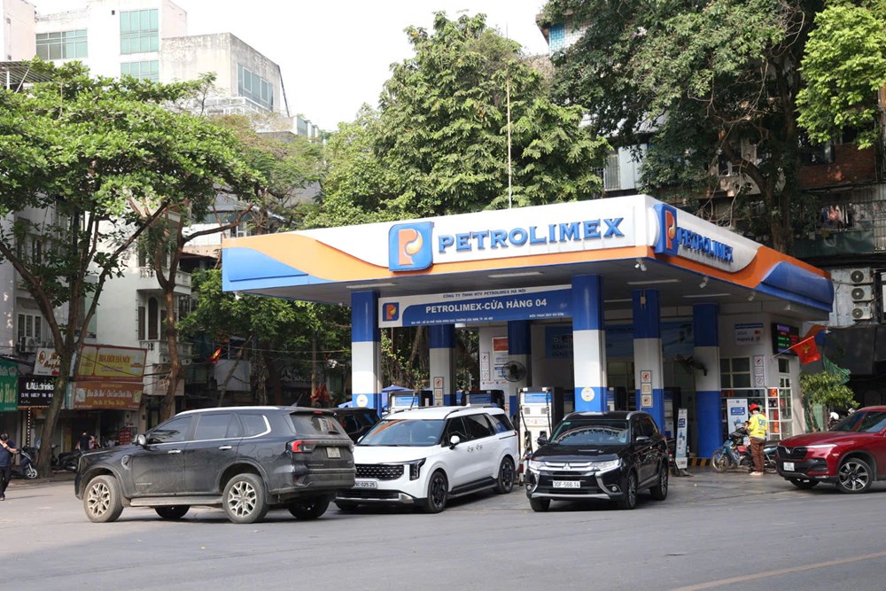 Người dân Hà Nội đổ xăng sinh học E10 trong ngày chính thức mở bán đại trà  - ảnh 3