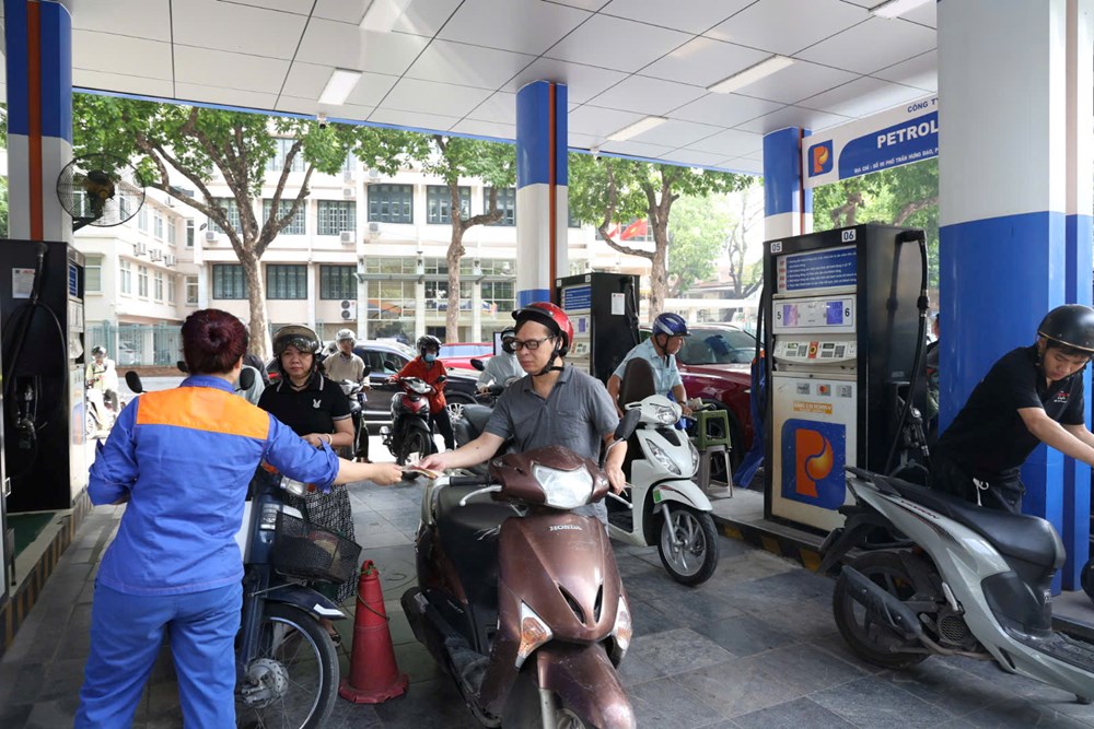 Người dân Hà Nội đổ xăng sinh học E10 trong ngày chính thức mở bán đại trà  - ảnh 14