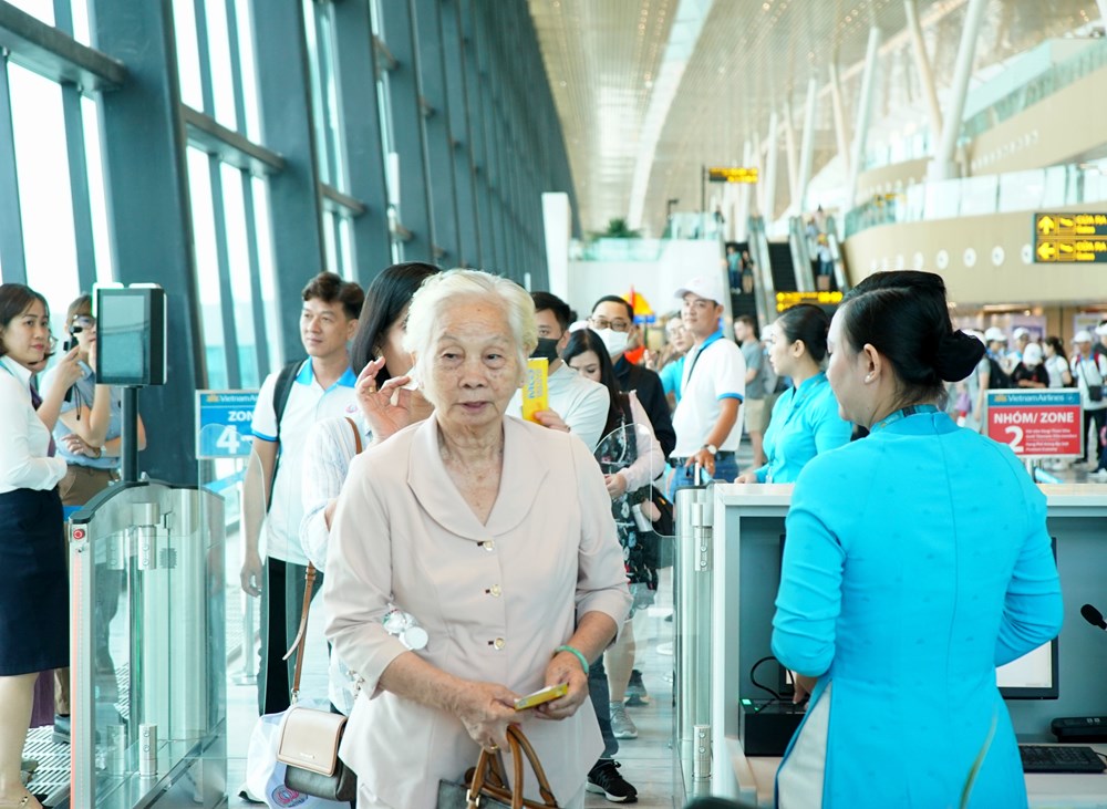 Người cao tuổi có thể mua vé máy bay ưu đãi trực tuyến từ hôm nay - ảnh 1