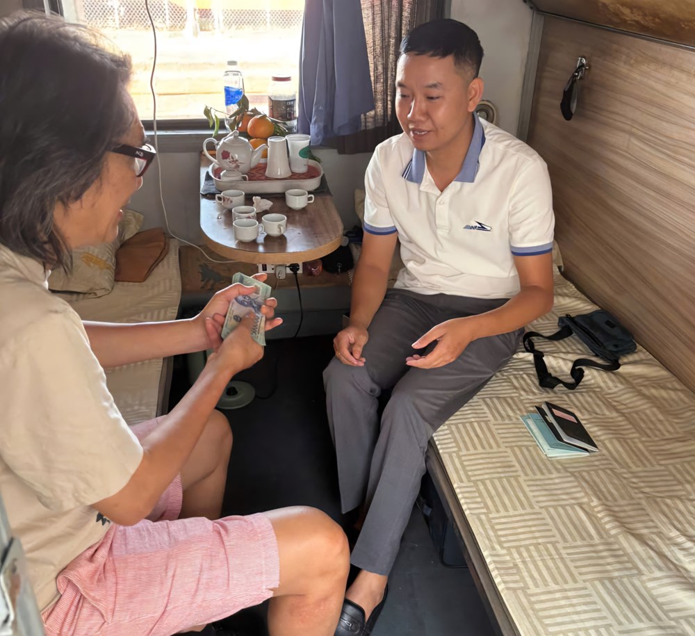 Trả lại 25 triệu đồng và hộ chiếu của khách du lịch bỏ quên trên tàu - ảnh 1