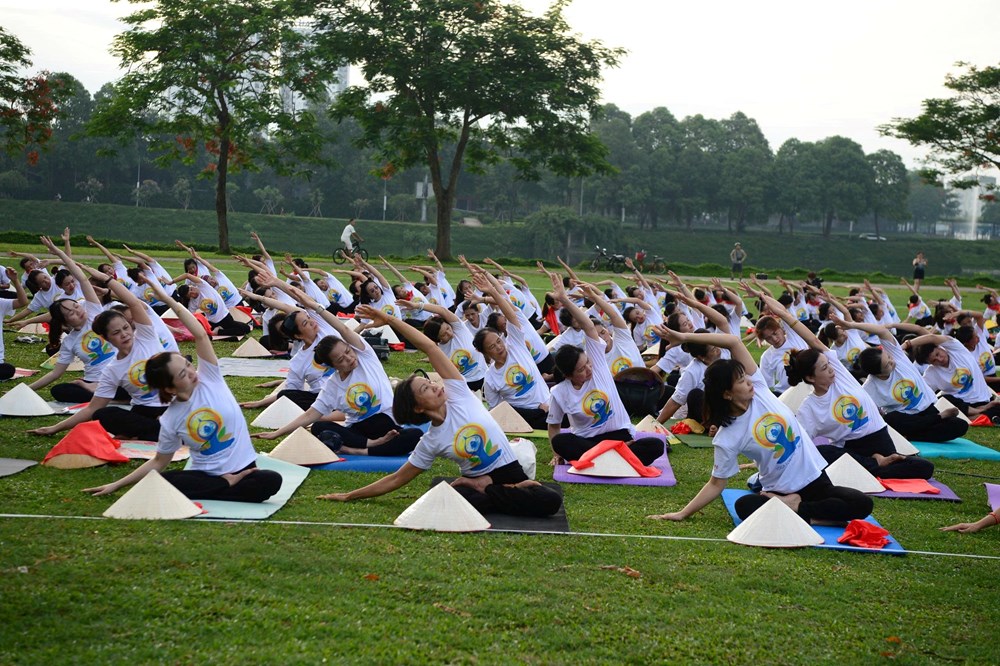 Hà Nội: 1.500 người đồng diễn Yoga tại Công viên Yên Sở - ảnh 4