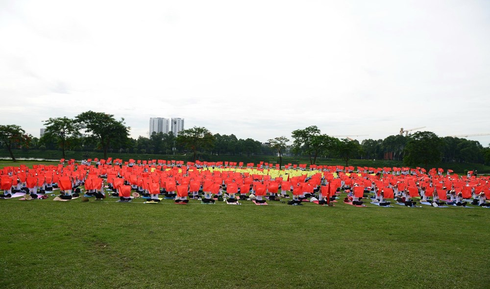 Hà Nội: 1.500 người đồng diễn Yoga tại Công viên Yên Sở - ảnh 3