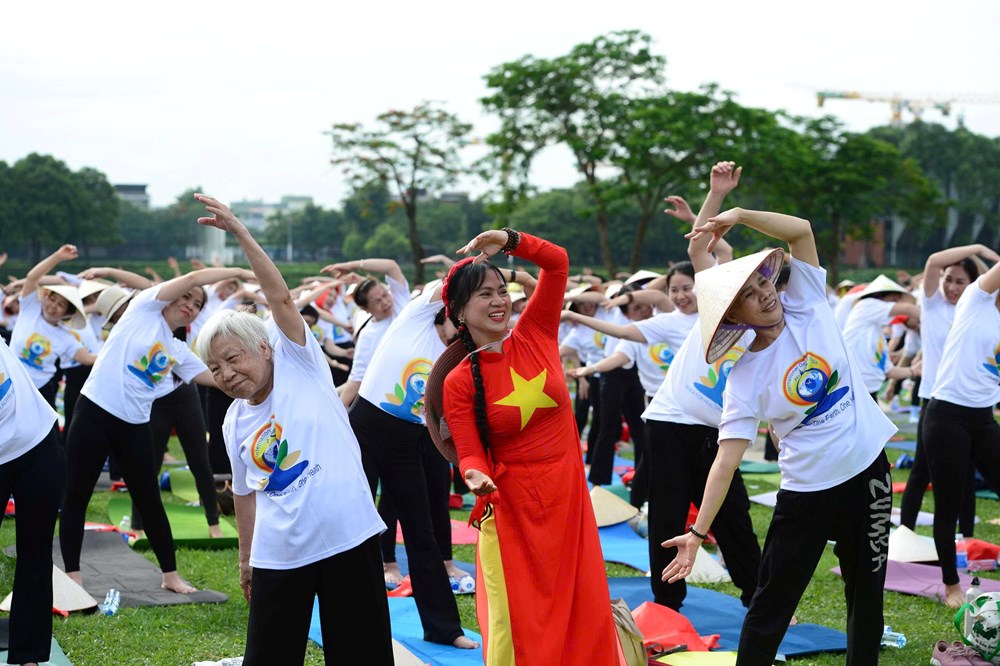 Hà Nội: 1.500 người đồng diễn Yoga tại Công viên Yên Sở - ảnh 11