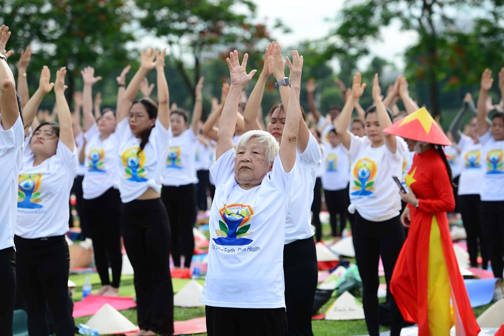 Hà Nội: 1.500 người đồng diễn Yoga tại Công viên Yên Sở - ảnh 6