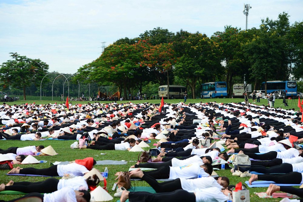 Hà Nội: 1.500 người đồng diễn Yoga tại Công viên Yên Sở - ảnh 5