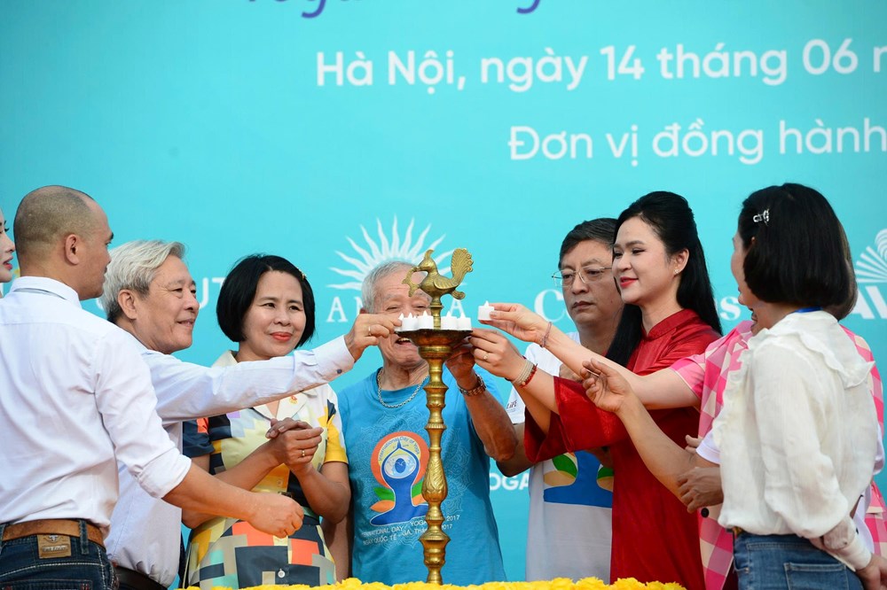 Hà Nội: 1.500 người đồng diễn Yoga tại Công viên Yên Sở - ảnh 1