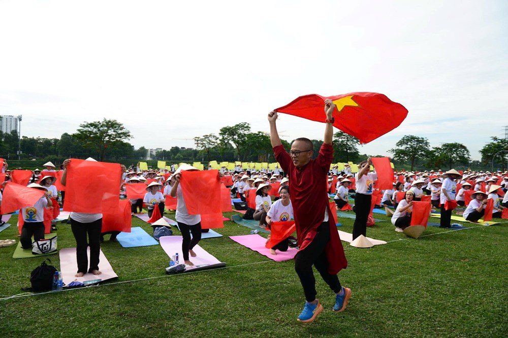 Hà Nội: 1.500 người đồng diễn Yoga tại Công viên Yên Sở - ảnh 9