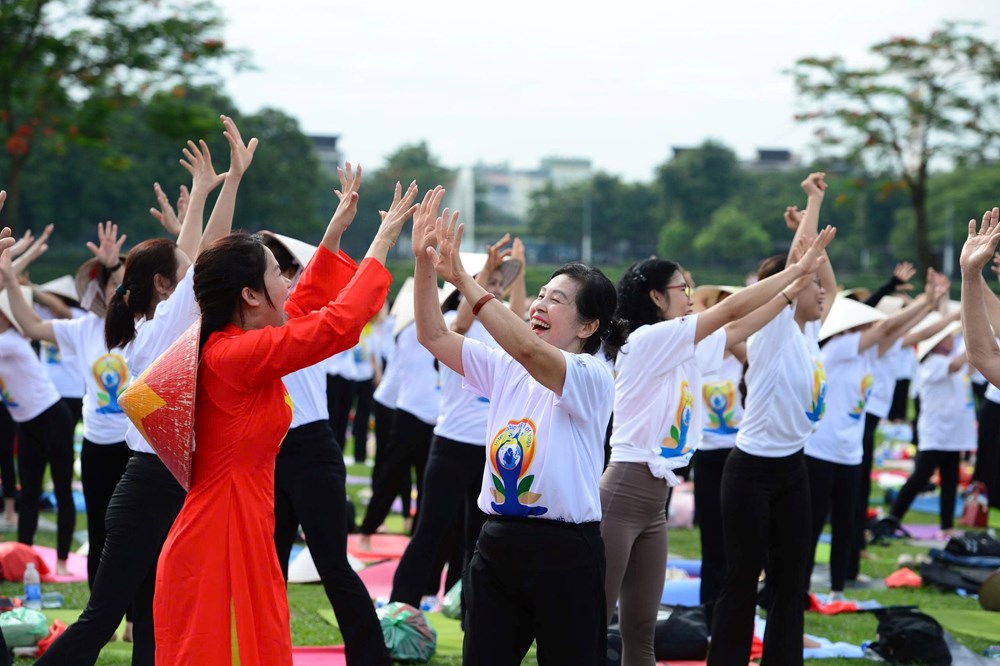 Hà Nội: 1.500 người đồng diễn Yoga tại Công viên Yên Sở - ảnh 10