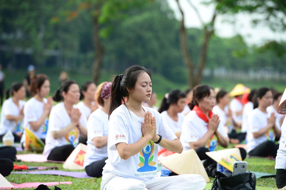 Hà Nội: 1.500 người đồng diễn Yoga tại Công viên Yên Sở - ảnh 8
