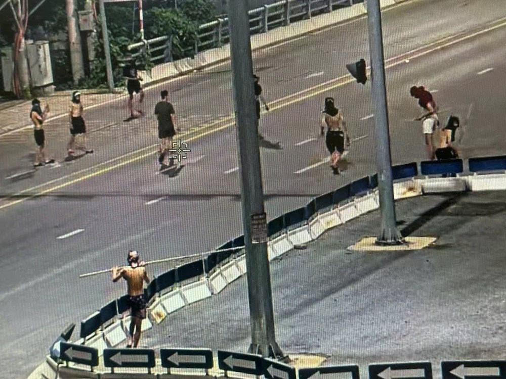 Mang hung khí đi đánh nhau, bị bắt sau 2 giờ do camera AI nhận diện - ảnh 1