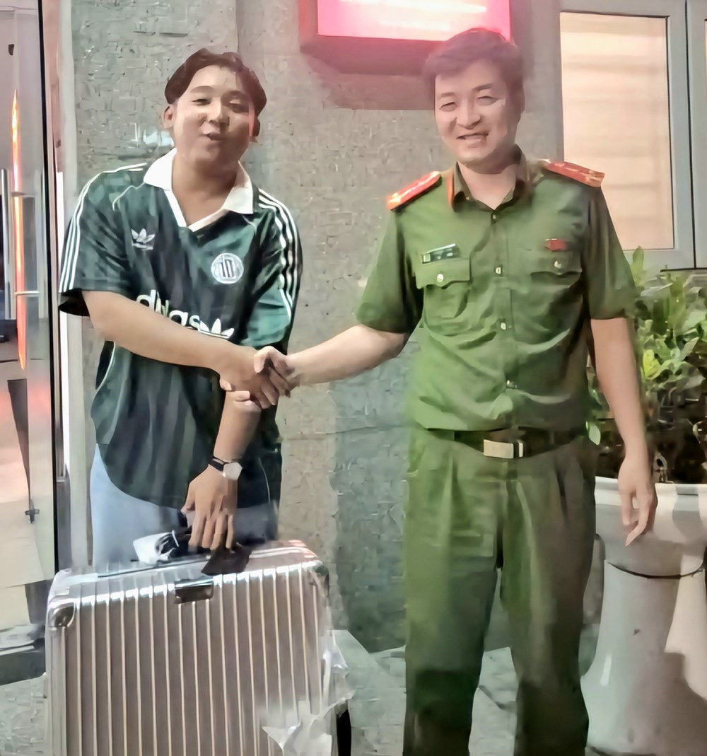 Hà Nội: Du khách nước ngoài được công an trao trả lại vali thất lạc  - ảnh 1