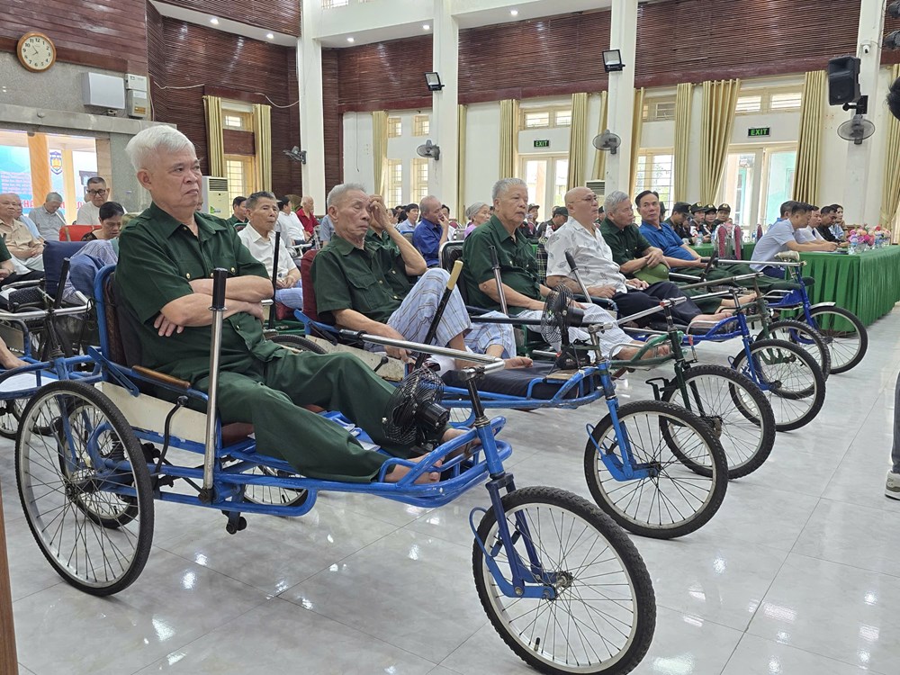 Bộ tư lệnh Cảnh sát cơ động khám bệnh và tặng quà tại Trung tâm Điều dưỡng thương binh Thuận Thành  - ảnh 14