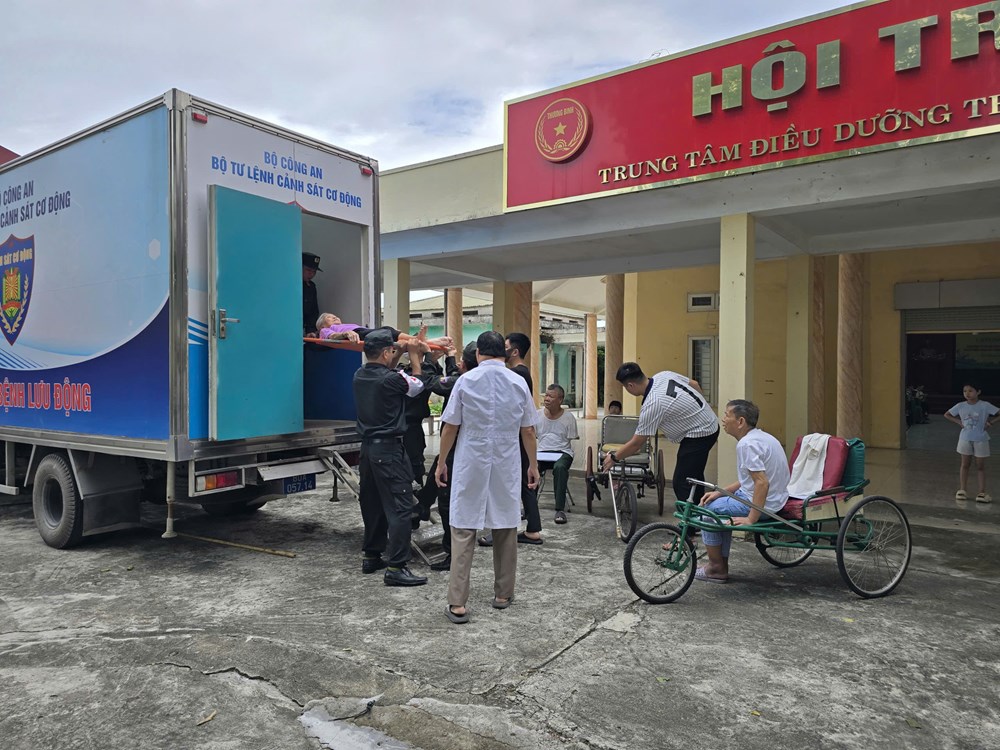 Bộ tư lệnh Cảnh sát cơ động khám bệnh và tặng quà tại Trung tâm Điều dưỡng thương binh Thuận Thành  - ảnh 10