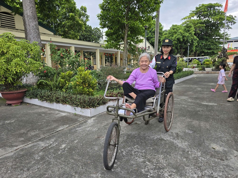 Bộ tư lệnh Cảnh sát cơ động khám bệnh và tặng quà tại Trung tâm Điều dưỡng thương binh Thuận Thành  - ảnh 12