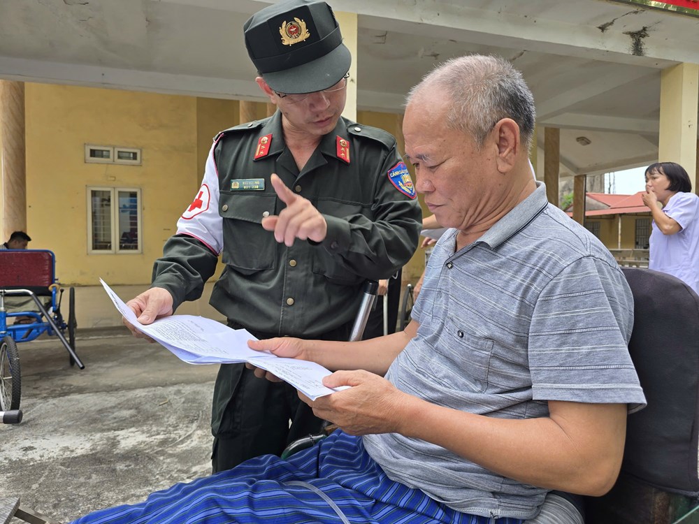 Bộ tư lệnh Cảnh sát cơ động khám bệnh và tặng quà tại Trung tâm Điều dưỡng thương binh Thuận Thành  - ảnh 5