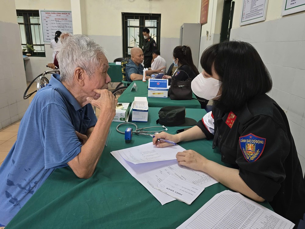 Bộ tư lệnh Cảnh sát cơ động khám bệnh và tặng quà tại Trung tâm Điều dưỡng thương binh Thuận Thành  - ảnh 7