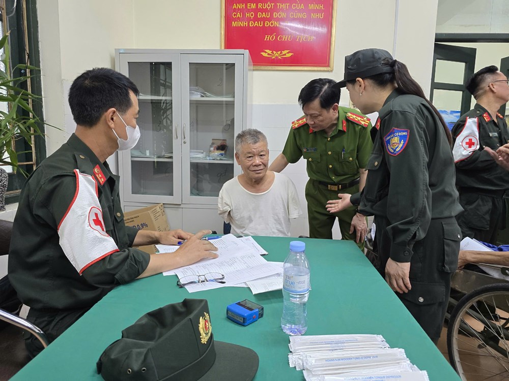 Bộ tư lệnh Cảnh sát cơ động khám bệnh và tặng quà tại Trung tâm Điều dưỡng thương binh Thuận Thành  - ảnh 3