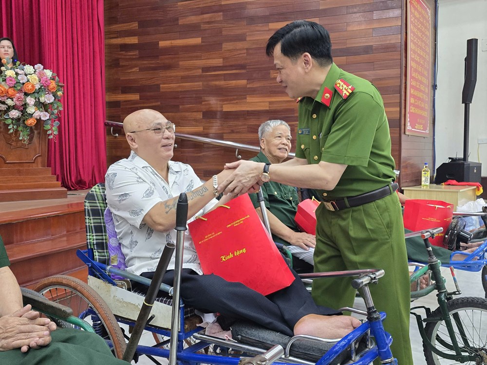 Bộ tư lệnh Cảnh sát cơ động khám bệnh và tặng quà tại Trung tâm Điều dưỡng thương binh Thuận Thành  - ảnh 4