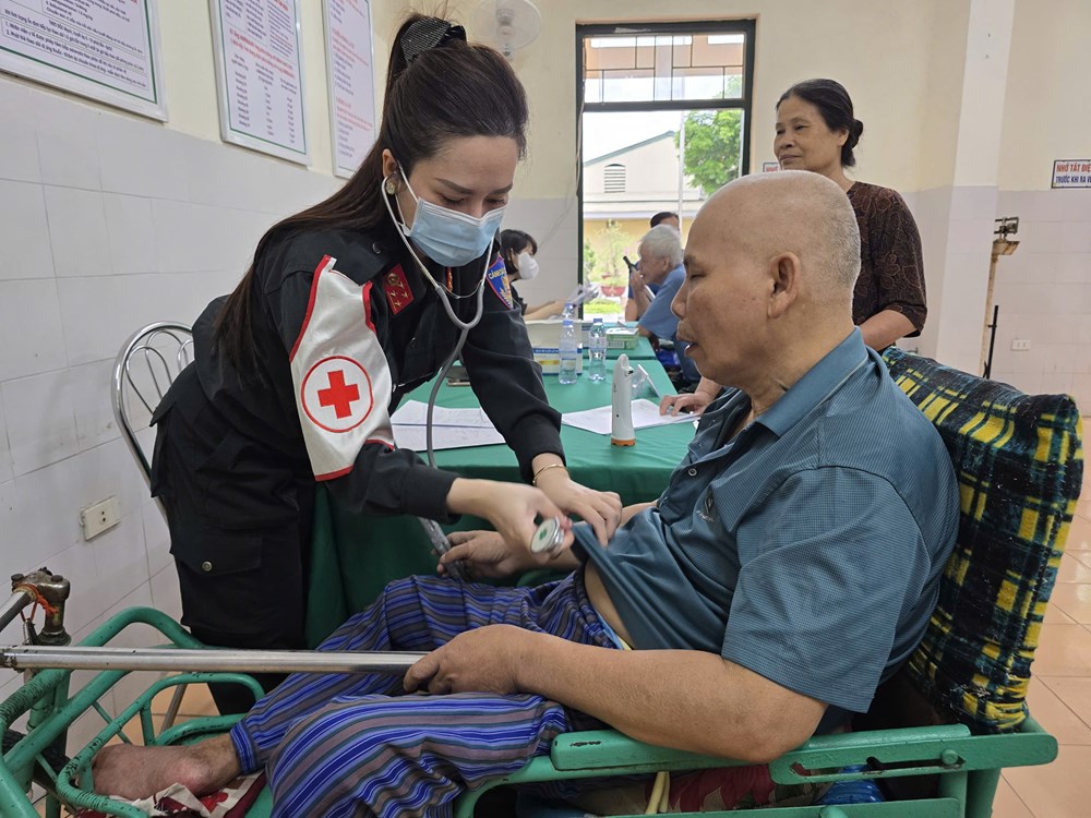 Bộ tư lệnh Cảnh sát cơ động khám bệnh và tặng quà tại Trung tâm Điều dưỡng thương binh Thuận Thành  - ảnh 6