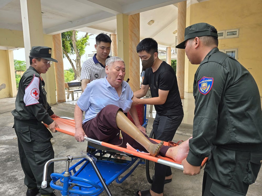 Bộ tư lệnh Cảnh sát cơ động khám bệnh và tặng quà tại Trung tâm Điều dưỡng thương binh Thuận Thành  - ảnh 9