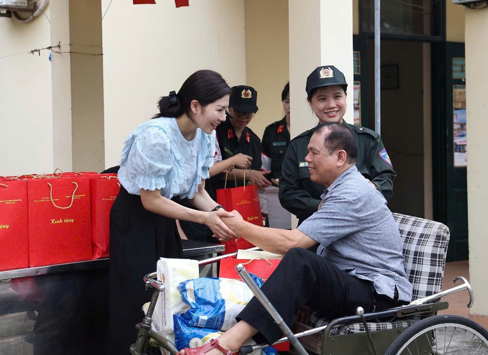 Bộ tư lệnh Cảnh sát cơ động khám bệnh và tặng quà tại Trung tâm Điều dưỡng thương binh Thuận Thành  - ảnh 15