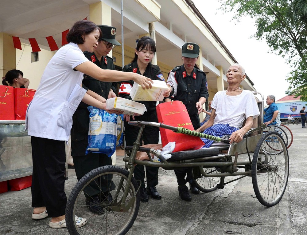Bộ tư lệnh Cảnh sát cơ động khám bệnh và tặng quà tại Trung tâm Điều dưỡng thương binh Thuận Thành  - ảnh 16