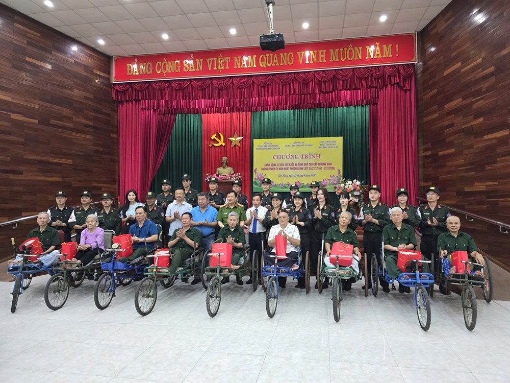 Bộ tư lệnh Cảnh sát cơ động khám bệnh và tặng quà tại Trung tâm Điều dưỡng thương binh Thuận Thành  - ảnh 1
