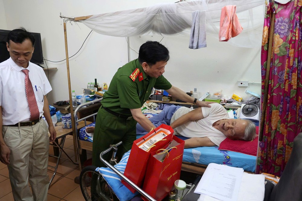 Bộ tư lệnh Cảnh sát cơ động khám bệnh và tặng quà tại Trung tâm Điều dưỡng thương binh Thuận Thành  - ảnh 2