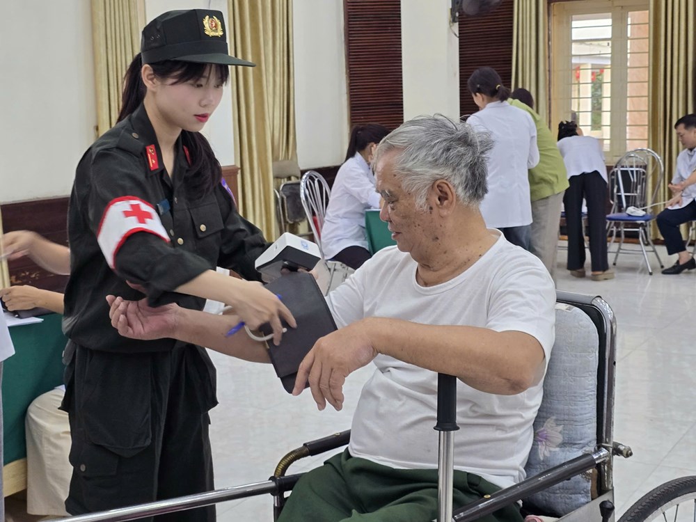 Bộ tư lệnh Cảnh sát cơ động khám bệnh và tặng quà tại Trung tâm Điều dưỡng thương binh Thuận Thành  - ảnh 8