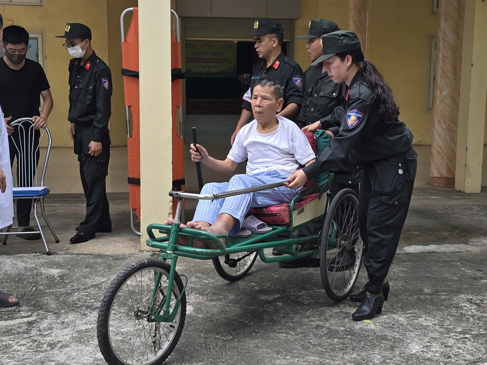 Bộ tư lệnh Cảnh sát cơ động khám bệnh và tặng quà tại Trung tâm Điều dưỡng thương binh Thuận Thành  - ảnh 11