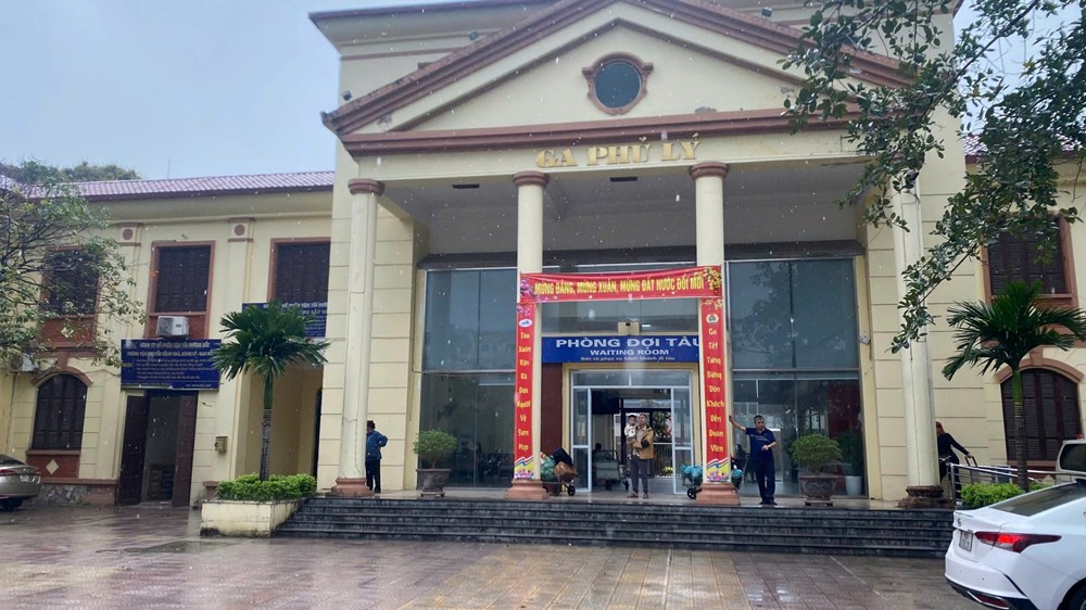 Tổ chức đoàn tàu chuyên dụng đưa đón y, bác sĩ làm việc tại Bệnh viện Bạch Mai cơ sở 2 - ảnh 1
