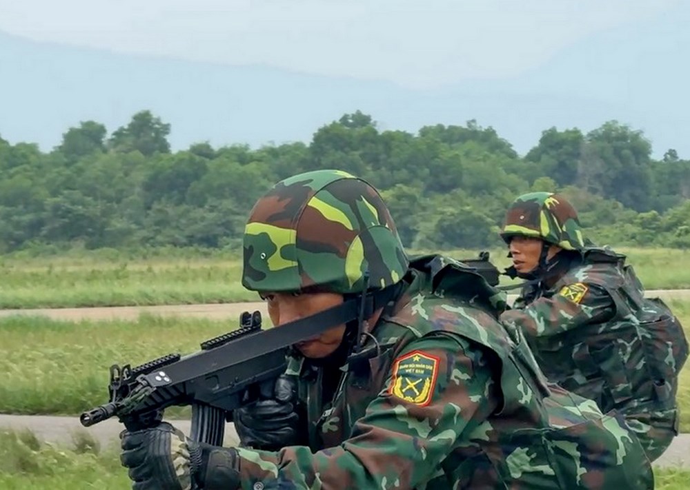 Mãn nhãn xem chiến sĩ đặc công đổ bộ từ trực thăng  - ảnh 16