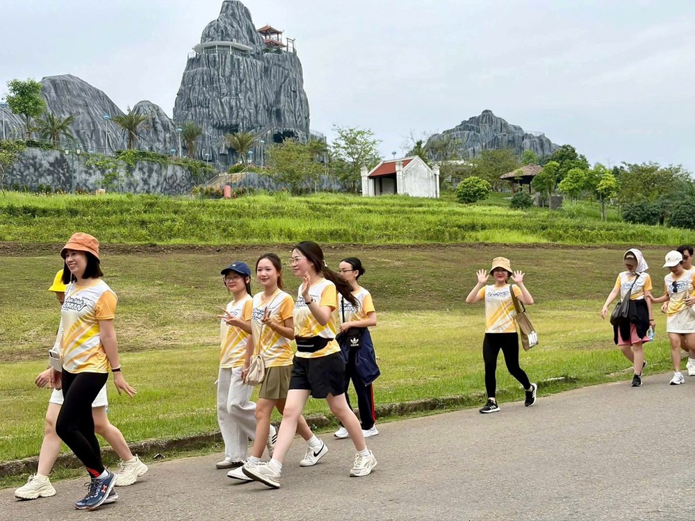 Đưa Làng Văn hóa - Du lịch các dân tộc Việt Nam thành điểm đến tầm cỡ quốc tế - ảnh 2