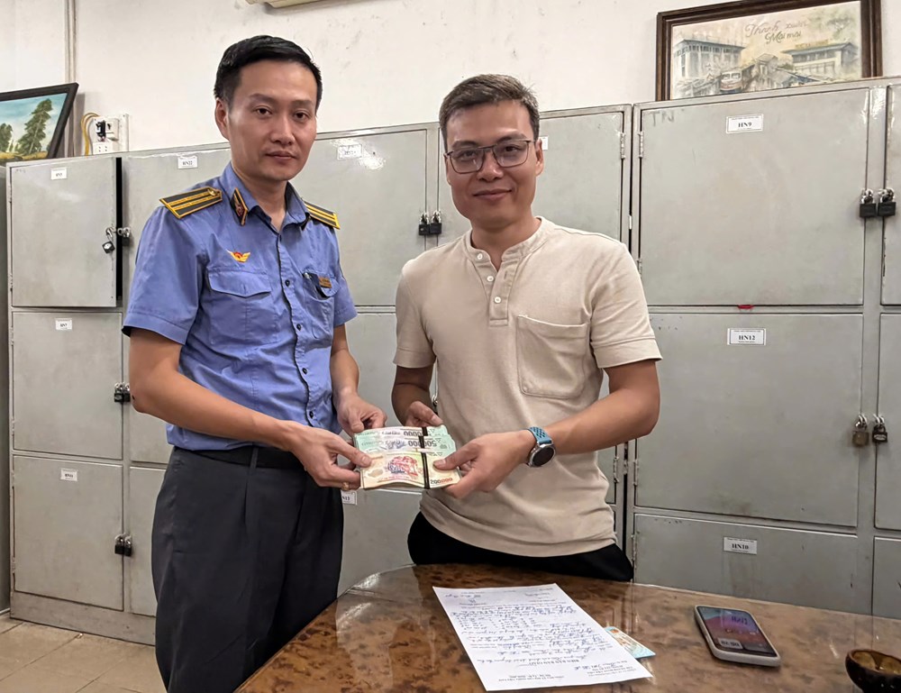 Trả lại gần 123 triệu đồng cho hành khách bỏ quên khi xuống tàu - ảnh 1