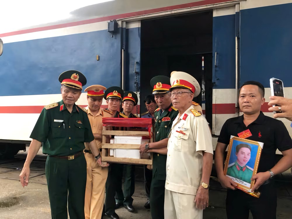 Những chuyến tàu tri ân đưa hài cốt liệt sĩ trở về quê hương - ảnh 1