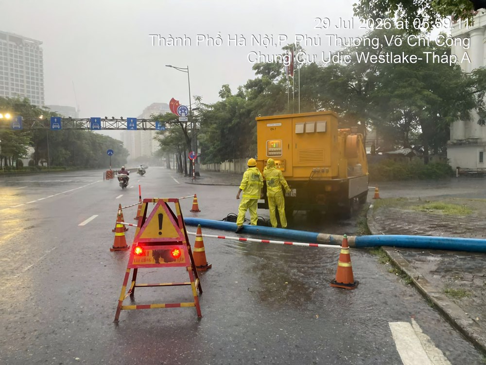 Hà Nội: Mưa diện rộng, nước “tràn nhẹ” lên mặt đường  - ảnh 3