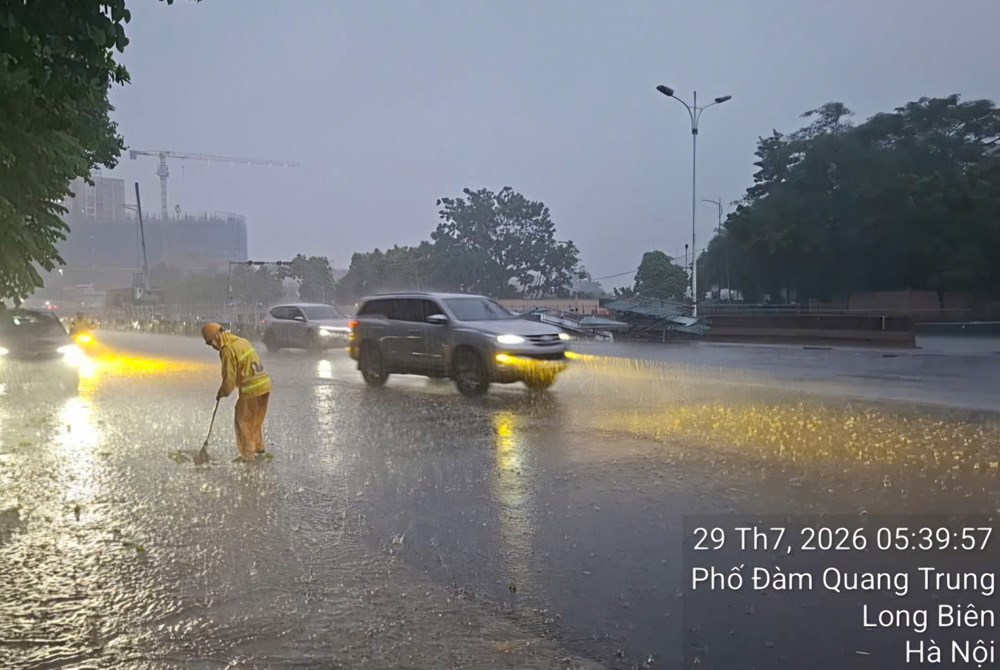 Hà Nội: Mưa diện rộng, nước “tràn nhẹ” lên mặt đường  - ảnh 1