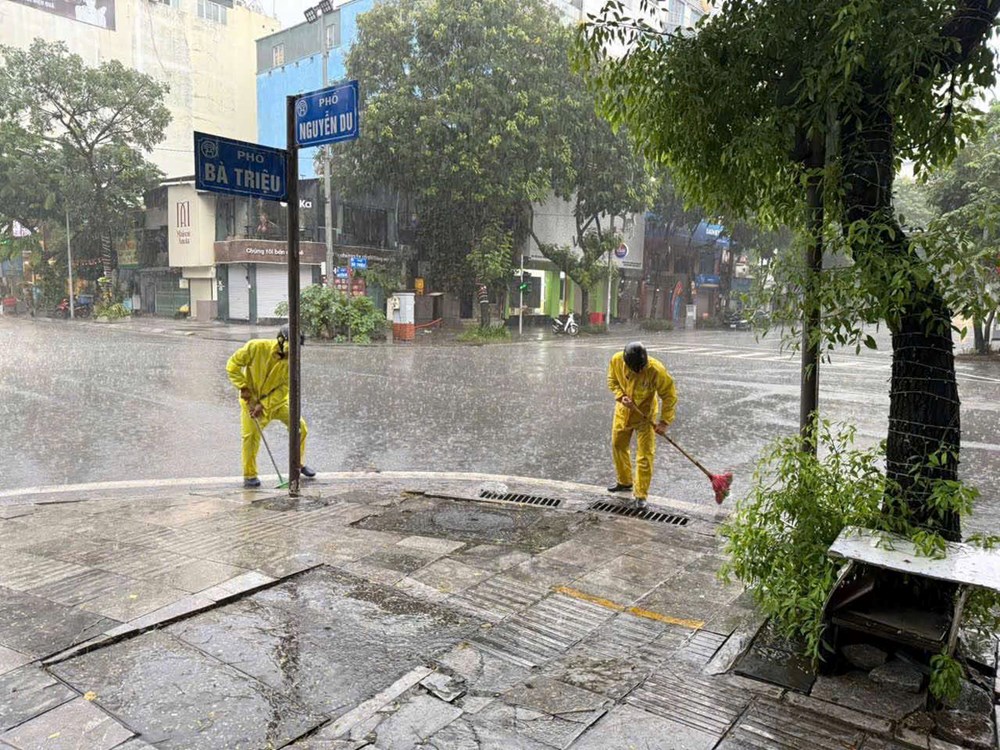 Hà Nội: Mưa diện rộng, nước “tràn nhẹ” lên mặt đường  - ảnh 2