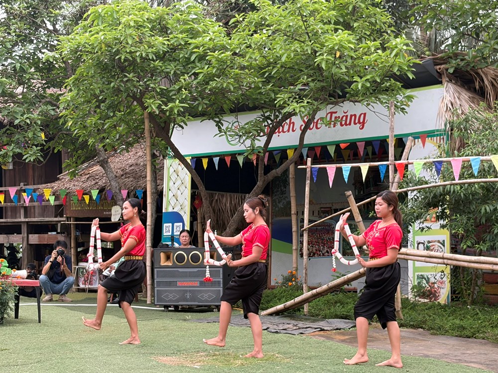 Khám phá miền Tây Nam Bộ qua nét văn hóa của đồng bào Khmer tại “Ngôi nhà chung“ - ảnh 2